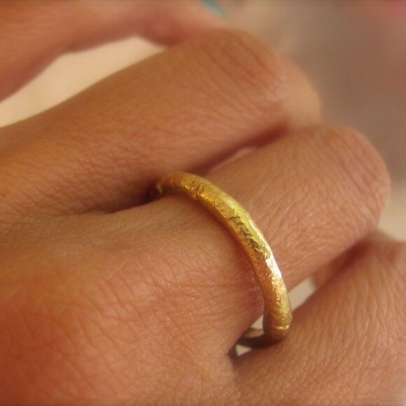 14k yellow gold Unisex hammered wedding ring.Full round ring,handmade unique - Picture 2 of 8